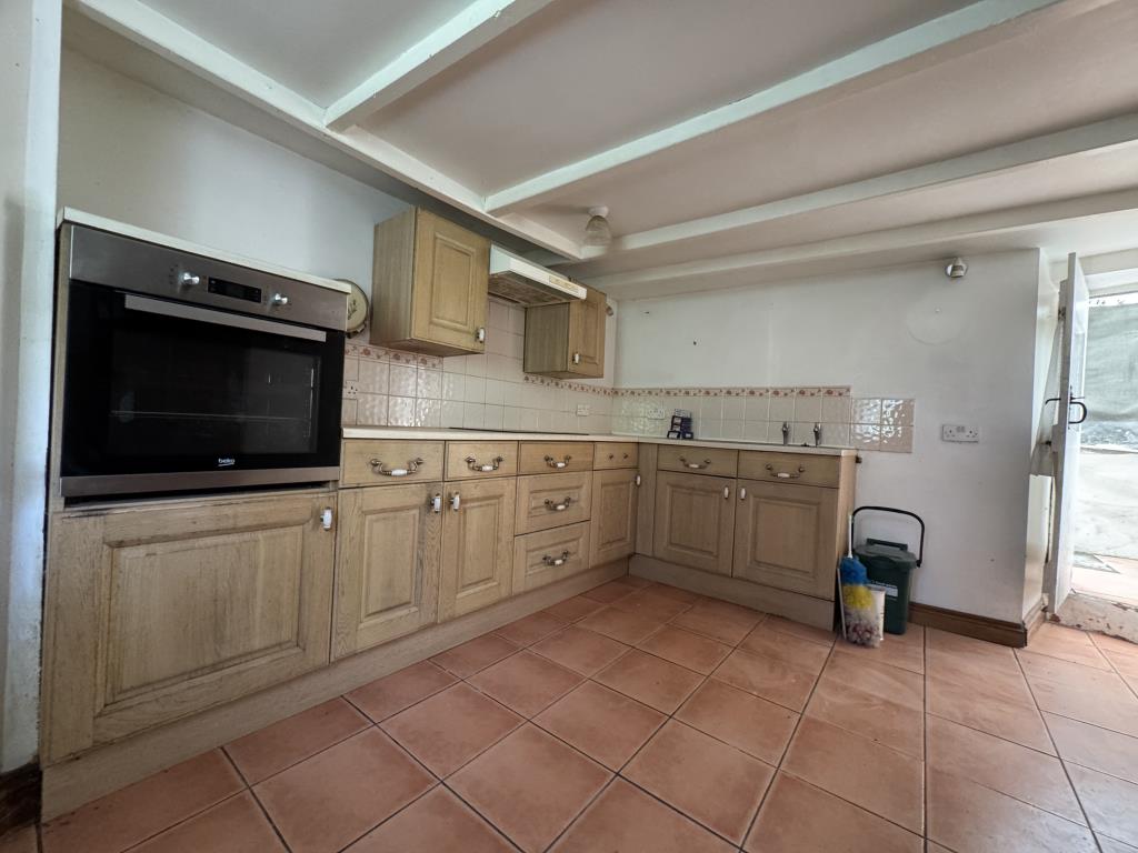 Lot: 96 - TWO-BEDROOM DETACHED COTTAGE - Spacious kitchen